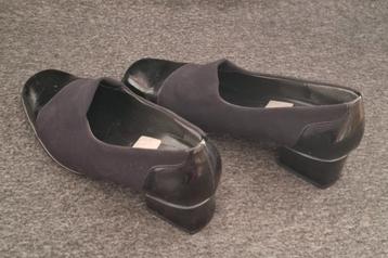 Zwarte schoenen, met hak beschikbaar voor biedingen