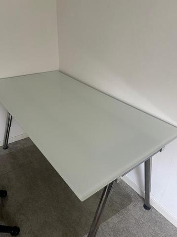 Bureau/ tafel van wit glas in hoogte verstelbaar 