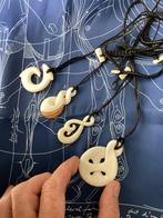 Maori ketting hanger aan koord, New Zealand. Prijs per stuk., Ophalen of Verzenden, Zo goed als nieuw, Wit, Overige materialen