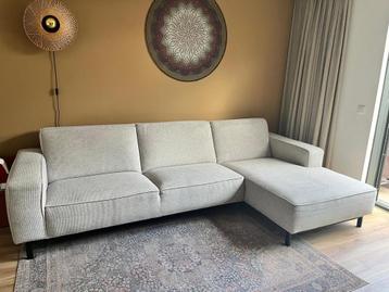 Comfortabele hoekbank met chaise longue beschikbaar voor biedingen