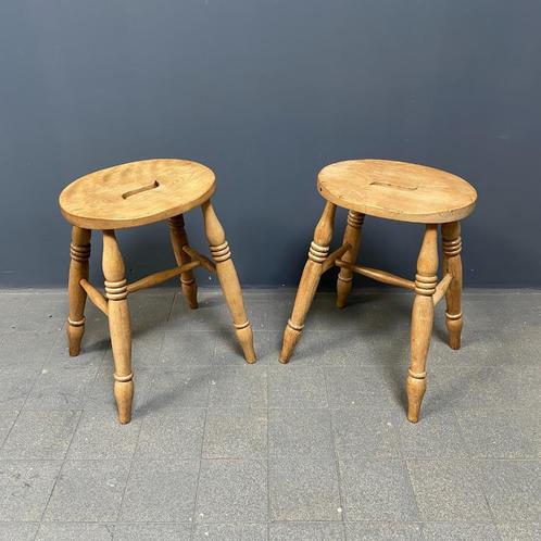 Set van twee antieke oude Engelse houten school krukken, Antiek en Kunst, Antiek | Meubels | Stoelen en Banken, Ophalen of Verzenden