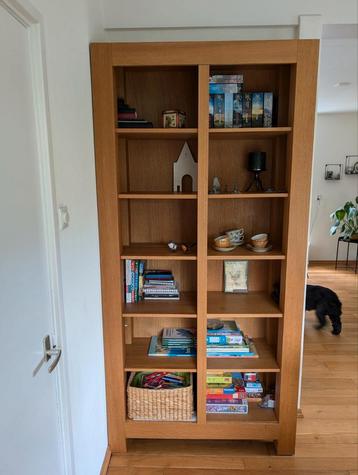 Massief eiken boekenkast beschikbaar voor biedingen