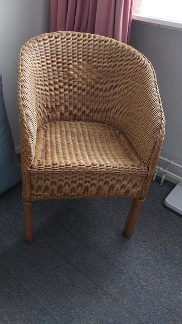 Twee rieten stoelen beschikbaar voor biedingen