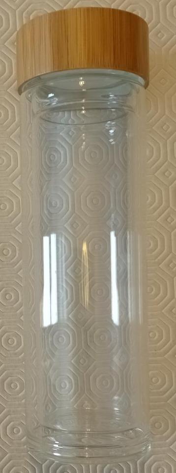 Te Koop: Een glazen drinkbeker met deksel.    beschikbaar voor biedingen