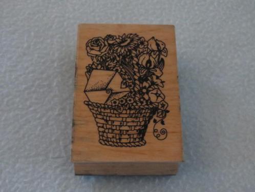 Mooie houten stempel met mand met bloemen en envelop, Hobby en Vrije tijd, Stempelen, Zo goed als nieuw, Houten stempel, Ophalen of Verzenden