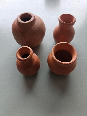 Kleine Terracotta Vaasjes Set beschikbaar voor biedingen