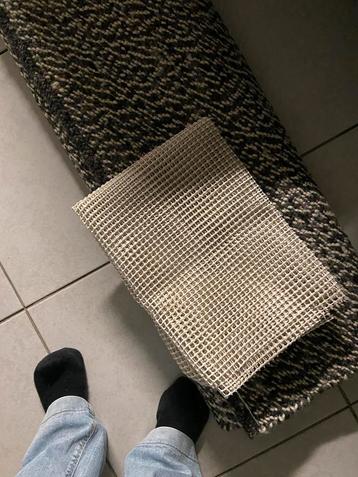 Vloerkleed met onderkleed beschikbaar voor biedingen