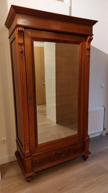 Antieke garderobekast met spiegeldeur beschikbaar voor biedingen
