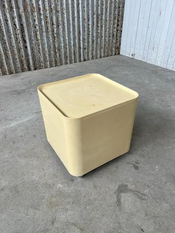 Vintage design bijzettafeltje Dime 1970s space age beschikbaar voor biedingen