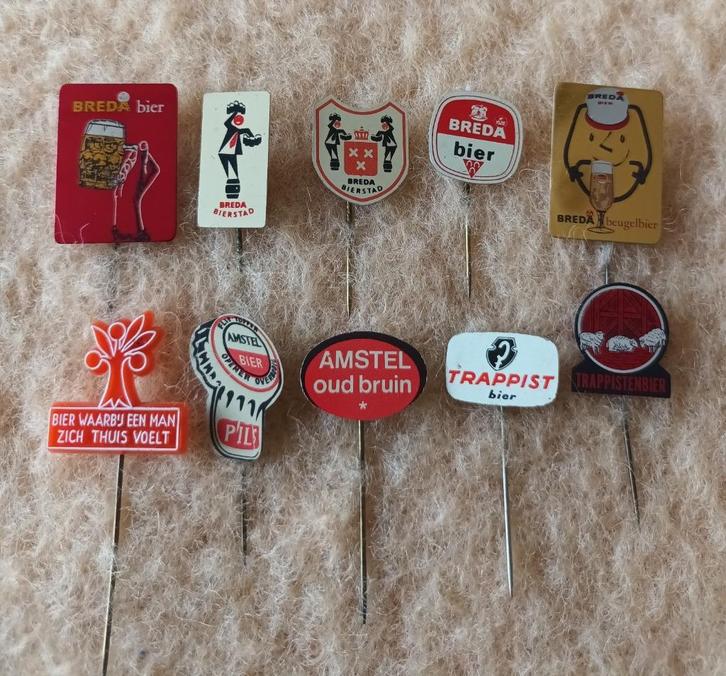 10 speldjes met een biermerk uit de jaren 60, Verzamelen, Speldjes, Pins en Buttons, Gebruikt, Speldje of Pin, Overige onderwerpen