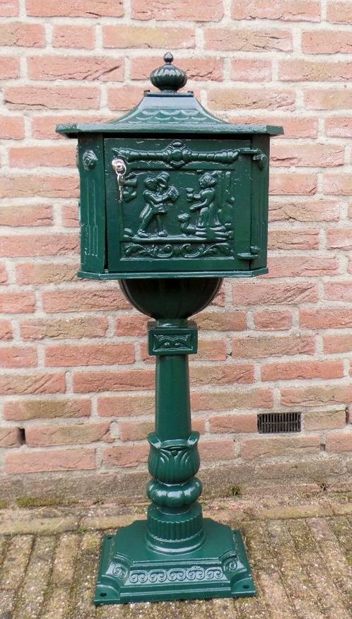 Gietijzeren brievenbus op voet., Tuin en Terras, Brievenbussen, Zo goed als nieuw, Staande brievenbus, IJzer, Ophalen