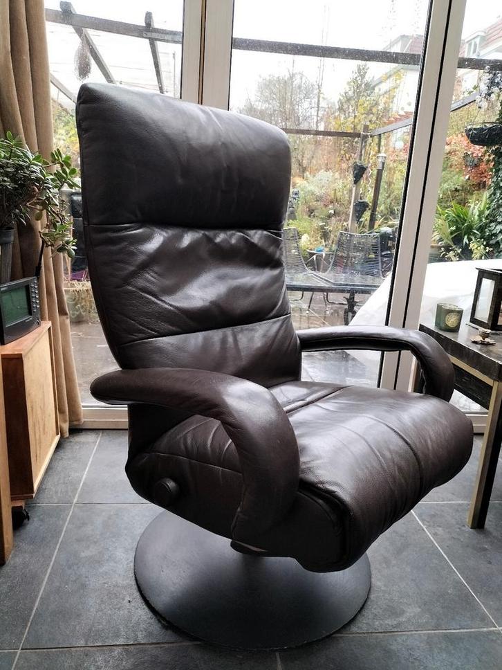 Leren draaifauteuil met verstelbare ligstand, Huis en Inrichting, Fauteuils, Gebruikt, Leer, Metaal, 75 tot 100 cm, 75 tot 100 cm