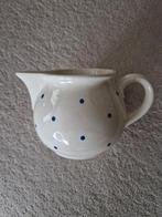 Crème kleurig kannetje met blauwe stipjes, Antiek en Kunst, Verzenden