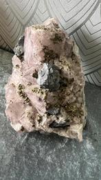 Roze Amethist met Pyriet en Hematiet, Verzamelen, Mineralen en Fossielen, Ophalen of Verzenden, Mineraal