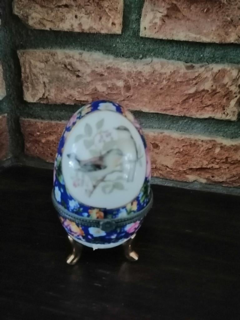 Porseleinen ei / snuisterijen doosje., Verzamelen, Ophalen of Verzenden, Porselein