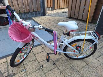 Nette meisjes fiets beschikbaar voor biedingen