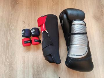 Boxing set/Bokshandschoenen scheenbeschermers en boxbandages beschikbaar voor biedingen