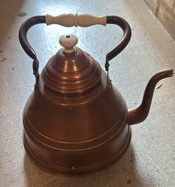 Vintage koperen theeketel met porseleinen handvat beschikbaar voor biedingen