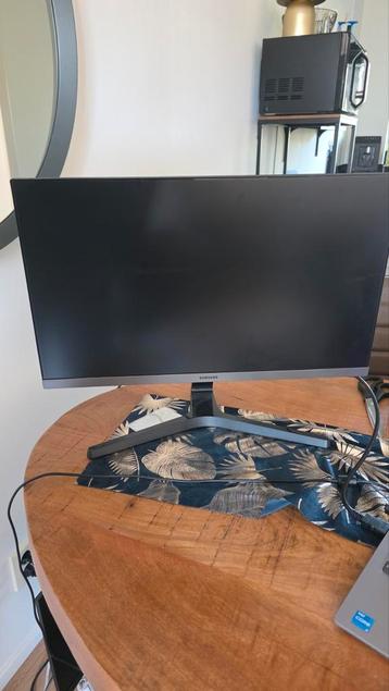 Samsung 24" Full HD IPS Monitor beschikbaar voor biedingen