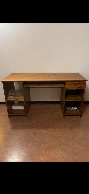 Goed houten bureau izgs beschikbaar voor biedingen