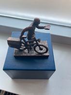 Verzilverd beeldje van een krantenbezorger., Antiek en Kunst, Antiek | Tin, Ophalen of Verzenden