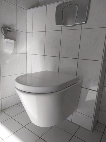Toiletpot hangend wit + toilet bril beschikbaar voor biedingen