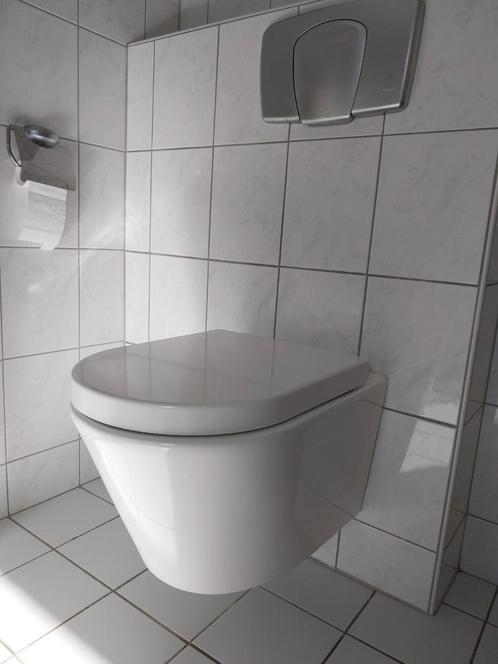 Toiletpot hangend wit + toilet bril, Doe-het-zelf en Verbouw, Sanitair, Zo goed als nieuw, Toilet, Ophalen