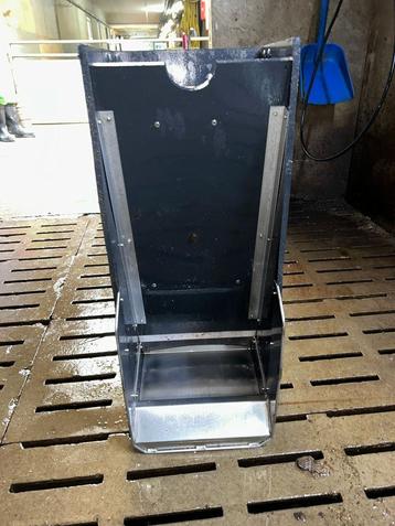 Droogvoerbakken voor opfok gelten [724]  beschikbaar voor biedingen