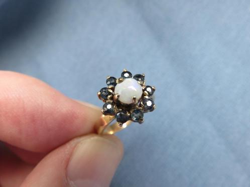 Ring in 18 karaat goud met saffieren en opaal - 20e eeuw, Sieraden, Tassen en Uiterlijk, Ringen, Zo goed als nieuw, Dame, Kleiner dan 17