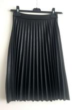 Te koop zwarte vegan leren plissé rok nieuw, Kleding | Dames, Rokken, Zwart, Nieuw, Ophalen of Verzenden, Maat 34 (XS) of kleiner