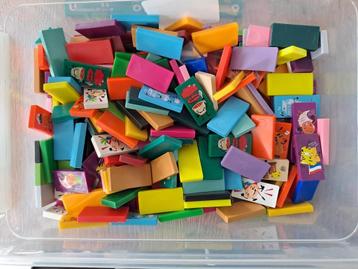 Kleine domino steentjes beschikbaar voor biedingen