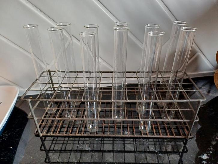 Laboratorium reageerbuisjes met vintage rekje, Hobby en Vrije tijd, Cursusmateriaal, Gebruikt, Meerdere media, Ophalen of Verzenden
