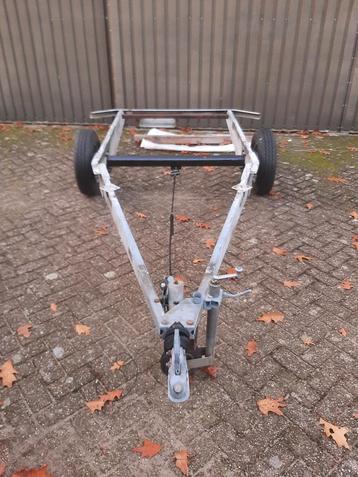 onderstel,food car ,motor ambulance fietsen wagen boottrail  beschikbaar voor biedingen