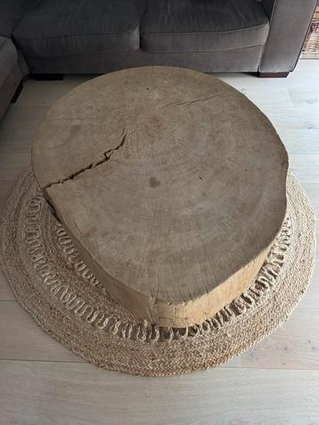 Houten tafel boomstam vorm beschikbaar voor biedingen
