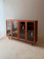 Teak vitrinekast jaren 60 Deens design rookglas Bij de Tijd, Met deur(en), Ophalen of Verzenden, Zo goed als nieuw, Deens design