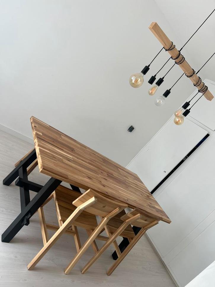 IKEA Tafel met mooie lampen erbij, Huis en Inrichting, Tafels | Eettafels, Gebruikt, 50 tot 100 cm, 150 tot 200 cm, Vier personen