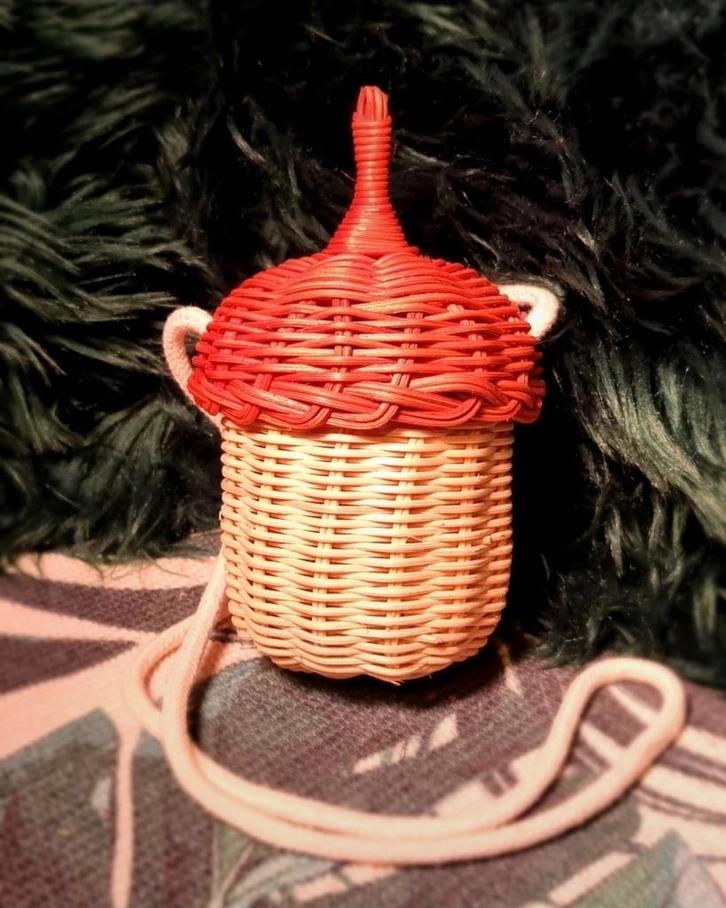 Eikelnoot tas van rotan met touw, Huis en Inrichting, Woonaccessoires | Schalen en Manden, Nieuw, Mand, Overige vormen, Overige materialen