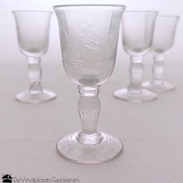 Antieke gegraveerde borrelglaasjes beschikbaar voor biedingen