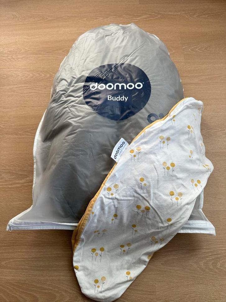 Doomoo Buddy Voedingskussen + 2 Hoezen - Zo Goed Als Nieuw, Kinderen en Baby's, Babykleding | Petten en Hoeden, Zo goed als nieuw