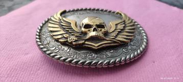 Metalen gesp met schedel en vleugels vintage beschikbaar voor biedingen