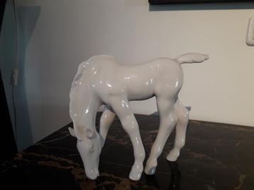 ANTIEK WIT PORSELEINEN ART DECO BEELD van een PAARD I.Z.G.ST beschikbaar voor biedingen