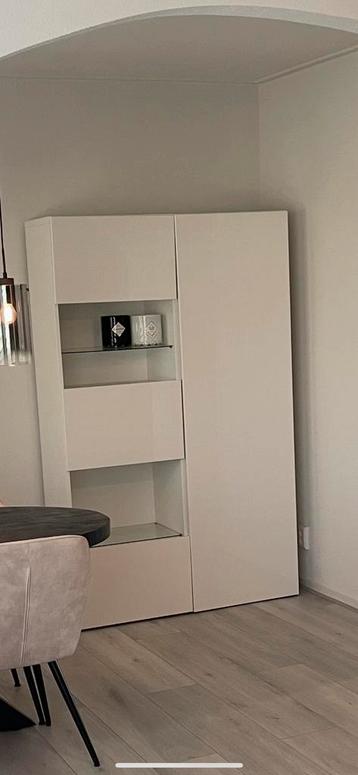Nette kast met glasplaatjes en extra optie; spotjes beschikbaar voor biedingen