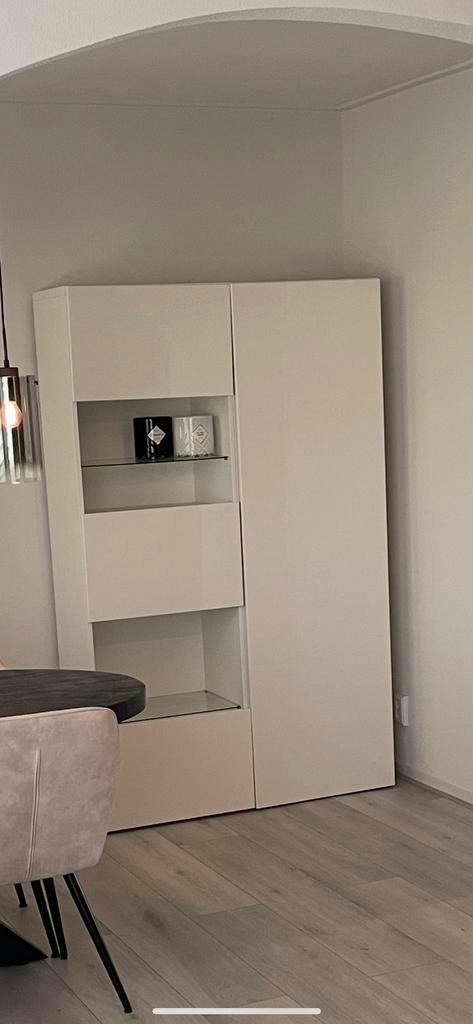 Nette kast met glasplaatjes en extra optie; spotjes, Huis en Inrichting, Kasten | Ladekasten, Zo goed als nieuw, 200 cm of meer