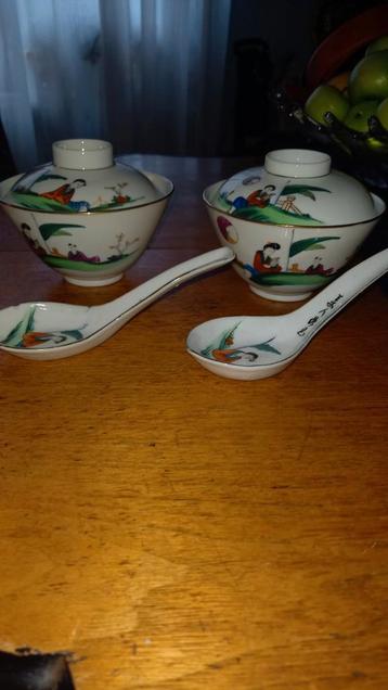 Twee Chinese porseleinen soepkommen met deksel lepels beschikbaar voor biedingen