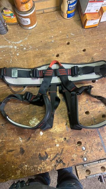 Klim harnas boomverzorger beschikbaar voor biedingen