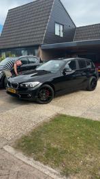 BMW 1-Serie 116i 109pk 2016 Zwart, Auto's, BMW, 65 €/maand, Achterwielaandrijving, 1280 kg, Zwart