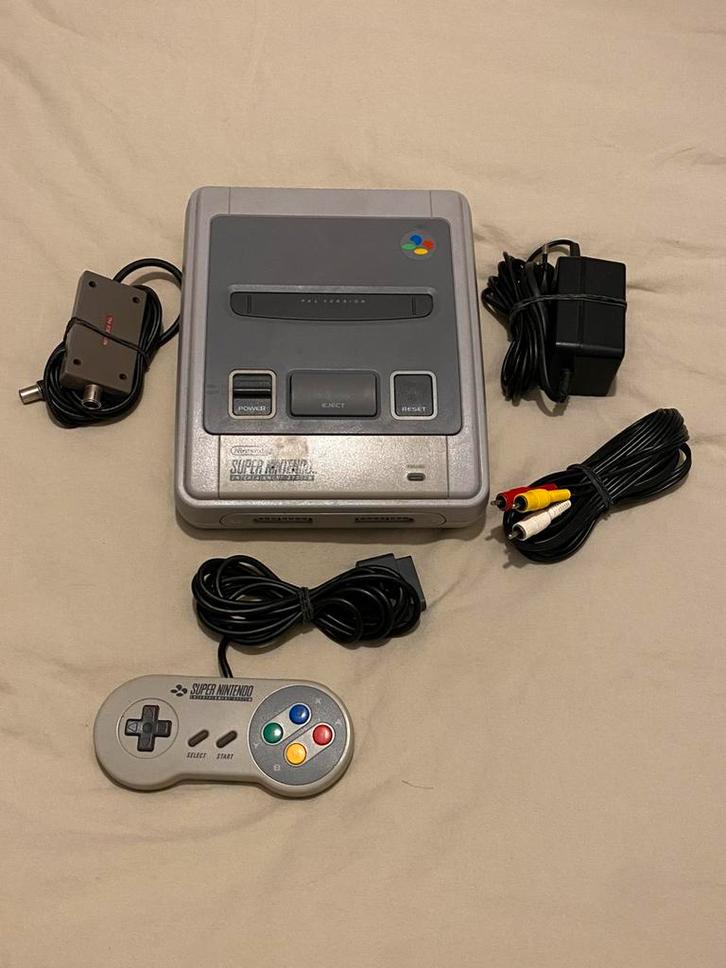 Super Nintendo PAL +originele controller + kabels – Compleet, Spelcomputers en Games, Spelcomputers | Nintendo Super NES, Zo goed als nieuw