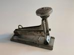 Antieke nietmachine SPHINX, Ophalen