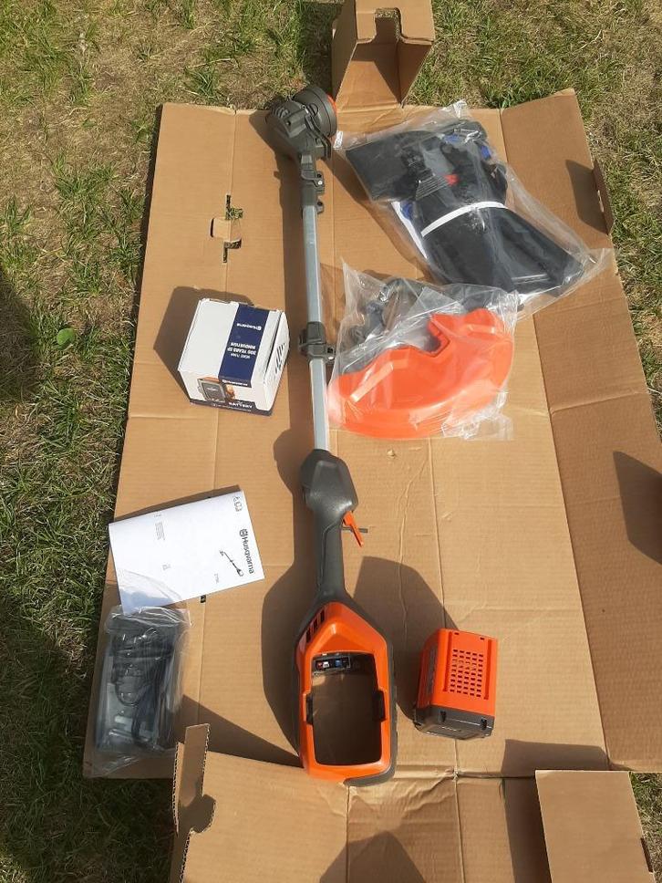 Husqvarna 215iL Accu Trimmer Bundel – Lichtgewicht, krachtig, Tuin en Terras, Bosmaaiers, Nieuw, Accu, 10 tot 30 cm, Ophalen