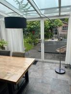 Mooie vloerlamp met zwarte kap en voet, metalen stang, Huis en Inrichting, Lampen | Vloerlampen, Ophalen, Strak, industrieel, Zo goed als nieuw